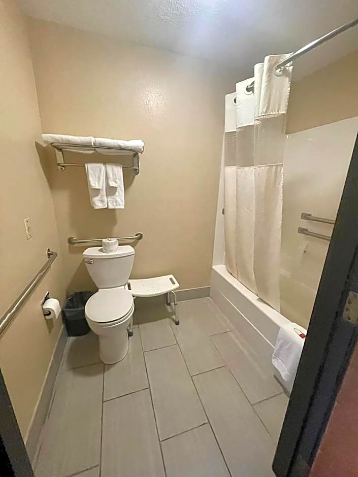 Super 8 by Wyndham Paris IL
