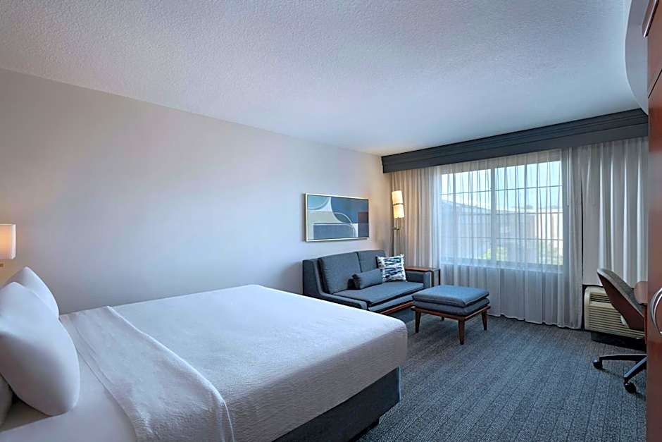 Courtyard by Marriott Omaha Aksarben Village