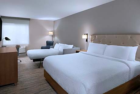 Larger King Room with Sofa Bed and Adapted Tub – Mobility and Hearing Accessible