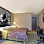 Super 8 by Wyndham Waldorf