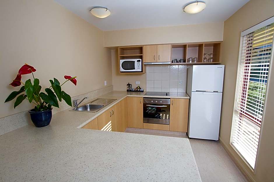 Alhambra Oaks Motor Lodge