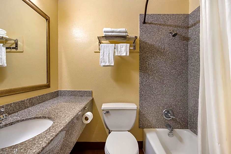 Rodeway Inn & Suites East