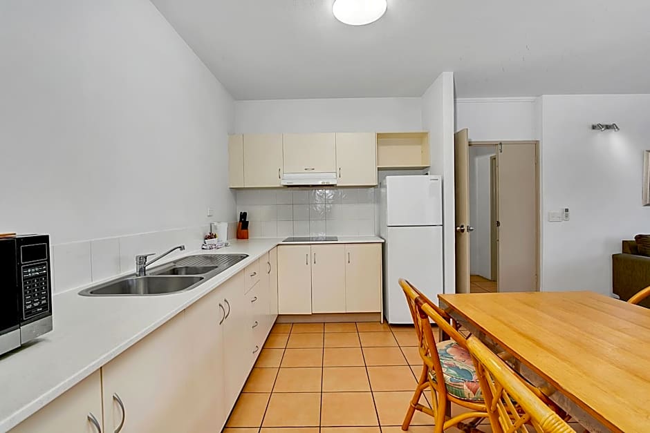 Cairns Reef Apartments & Motel