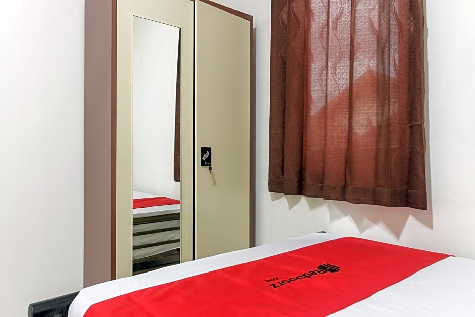 RedDoorz near AP Pettarani 3