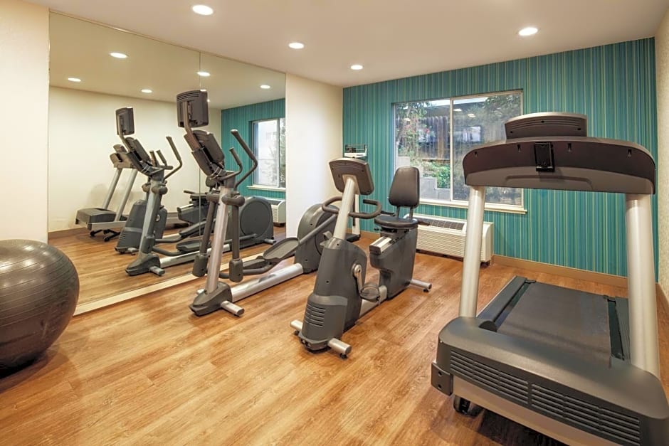 Holiday Inn Express Hotel & Suites Belmont By IHG