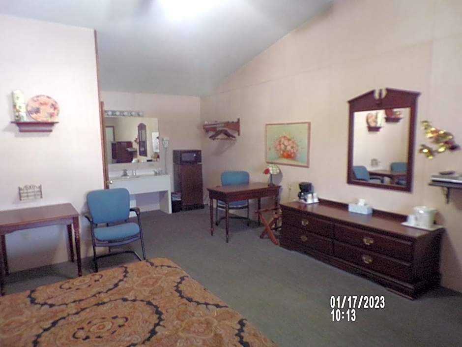 Longhouse Lodge Motel
