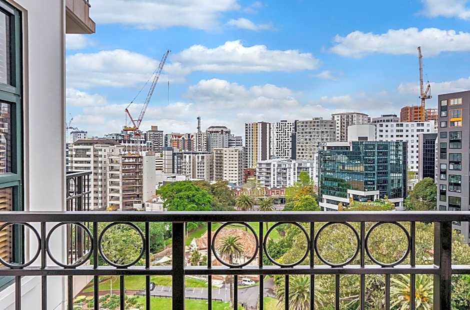 Parkside Hotel & Apartments