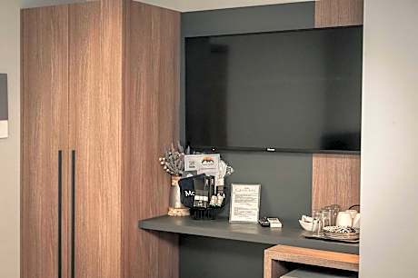 Elizabeth Queen Luxuxy Rooms