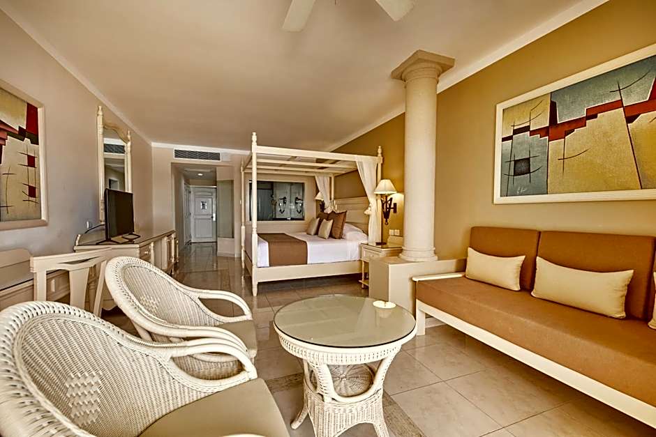 Photo 1 of 5 of 2 Double Beds Ocean Front Deluxe Junior Suite DBL