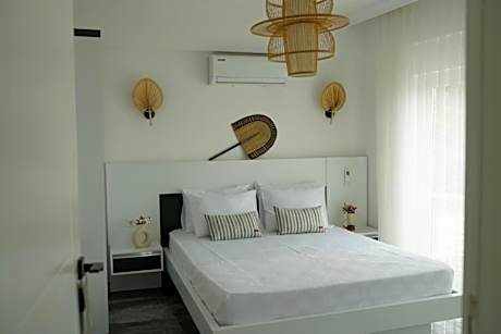 Deluxe Double Room with Side Sea View