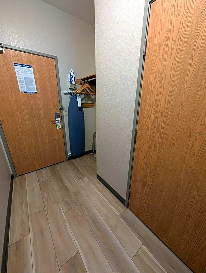 Days Inn & Suites by Wyndham Castle Rock