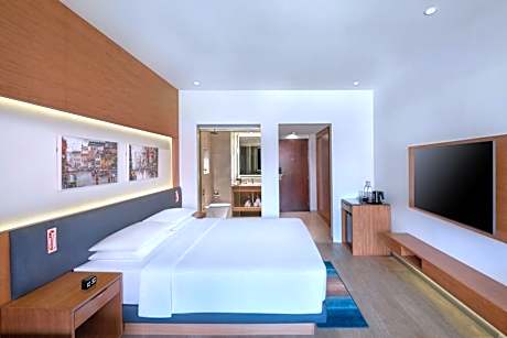 King Room with Balcony - 10% off on À la carte orders only at Zing Restaurant