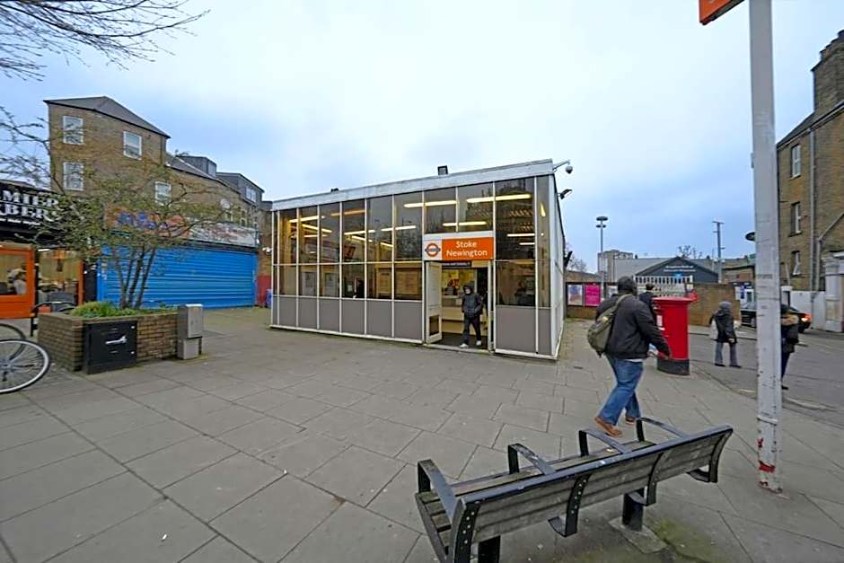 London Oasis Flat with High-Speed Broadband and Free Parking