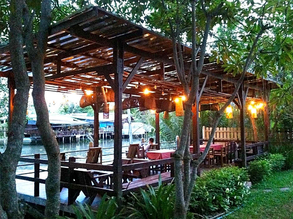 Baan Suan Amphawa