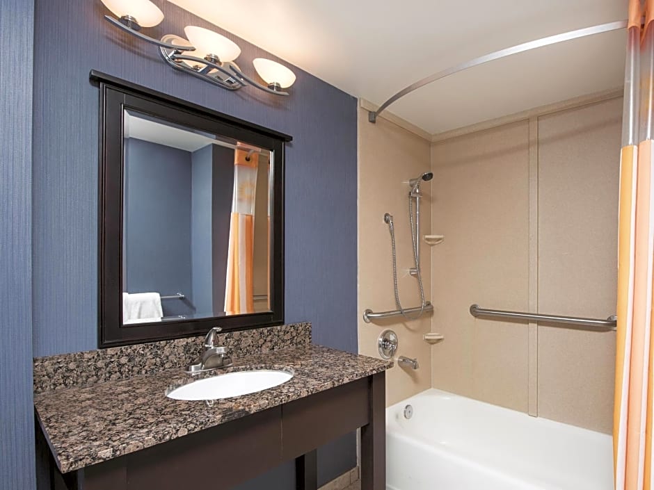 Holiday Inn Express St. Louis Arpt - Maryland Hgts, an IHG Hotel