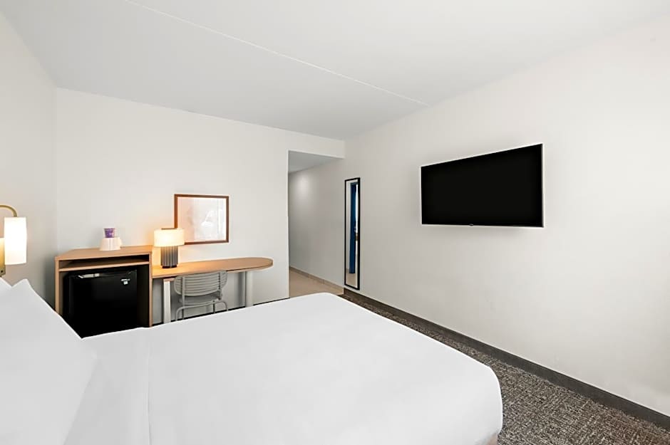 Photo 1 of 1 of 1 Queen Bed, Accessible, Bathtub