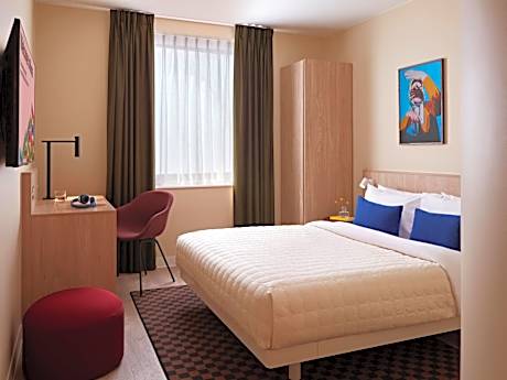 Medium Room - Interior
