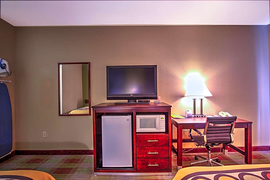 Super 8 by Wyndham Waterloo