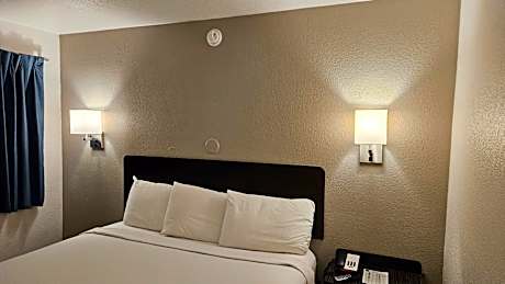 King Room with Roll-in Shower - Disability Access - Non-Smoking