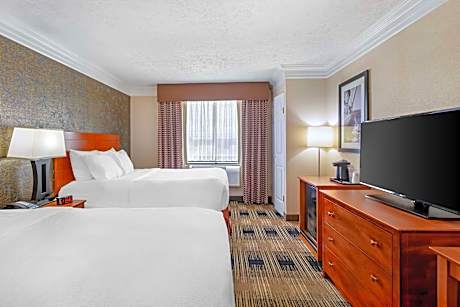 2 Double Beds Non-Smoking Larger Room Table And Chairs Refrigerator Continental Breakfast