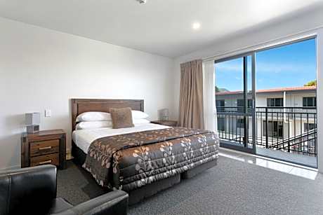 Deluxe Upstairs Studio (Lake Wing)