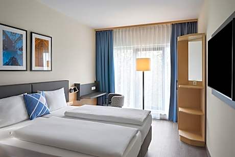 Standard Twin Room with Street View