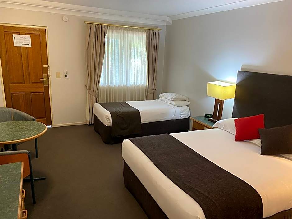 McNevins Logan Park Motel