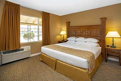 1 King Bed and 2 Queen Beds, Family Suite, Non-Smoking