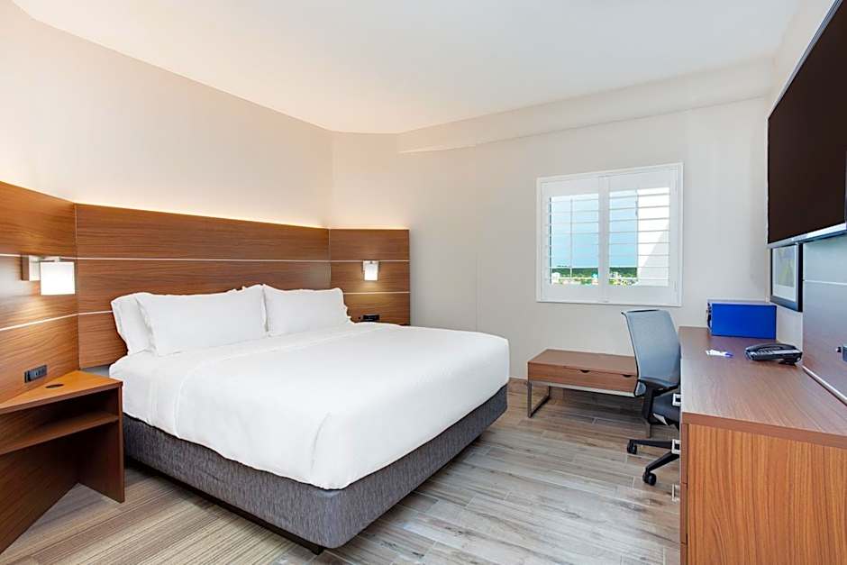 Holiday Inn Express & Suites Panama City Beach - Beachfront By IHG