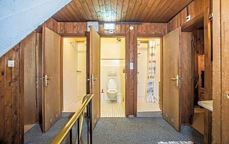 Zimmer 5 - Six Bed Room with Shared Bathroom