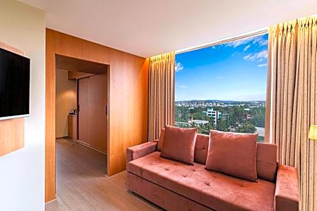 Fern Classic, Suite, 1 King, City View, Tub