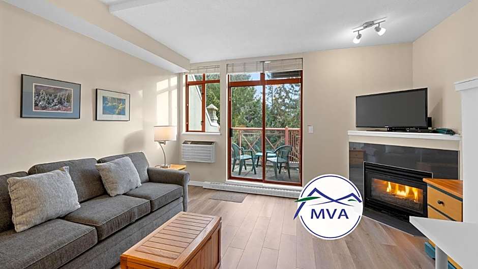 Alpenglow Lodge Studio with park view by MVA