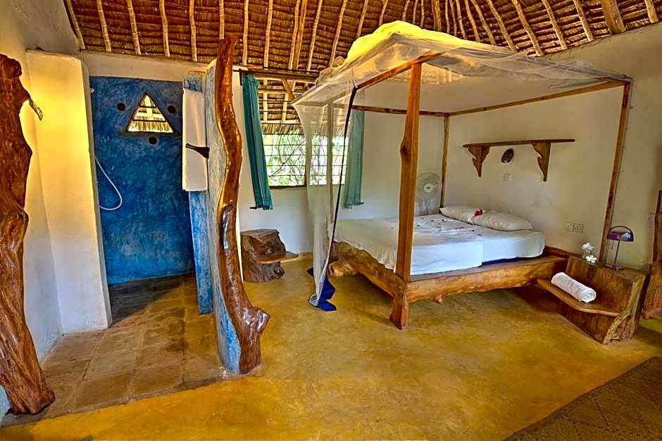 Distant Relatives Ecolodge & Backpackers