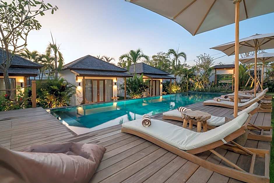 EHOA NYANYI BEACH Boutique Hotel - In front of entrance to NUANU