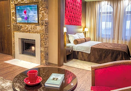 Deluxe Suite with Pool and Mountain View