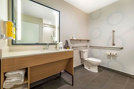 1 King Bed W/Walk In Shower