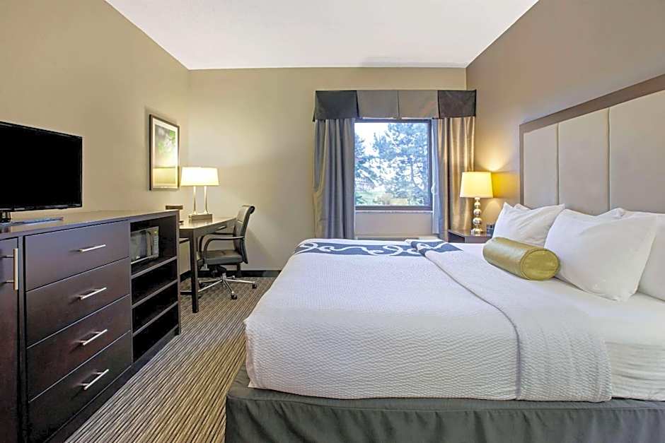 La Quinta Inn & Suites by Wyndham Detroit Metro Airport