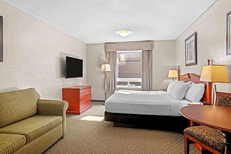 Days Inn & Suites by Wyndham Winkler