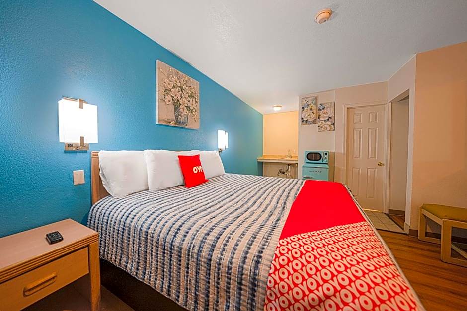 Royal Gateway Motel by OYO