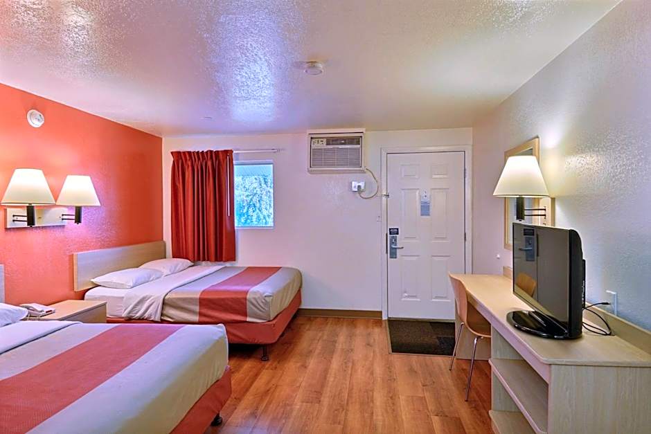 Travelodge by Wyndham Brattleboro VT