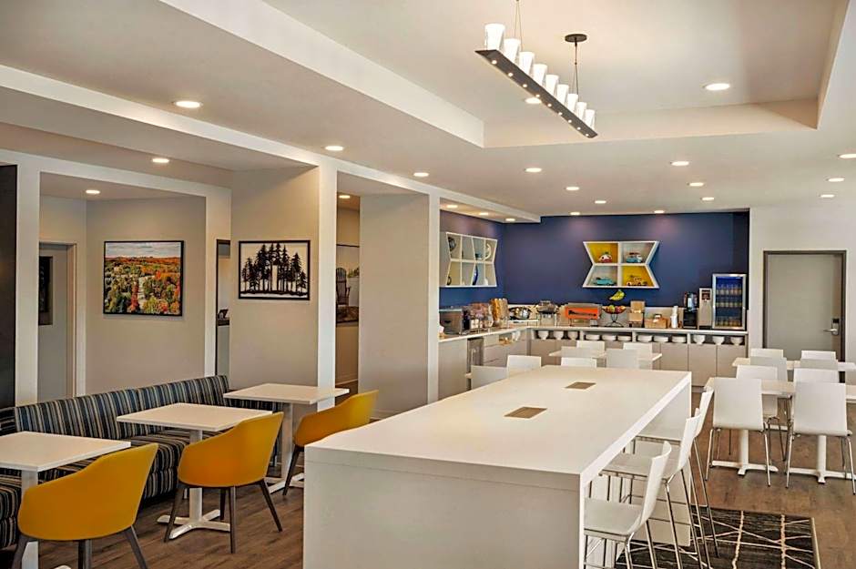 Microtel Inn & Suites by Wyndham Aurora