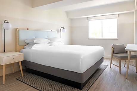Standard King Room with Partial Ocean View