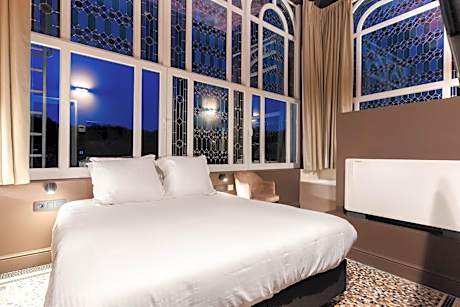 Cozy double with open bathroom