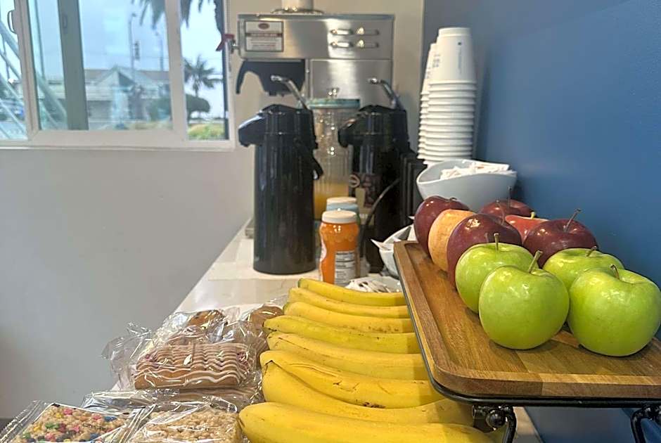 Super 8 by Wyndham Oceanside Downtown