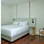 Garde and Warders Hotel