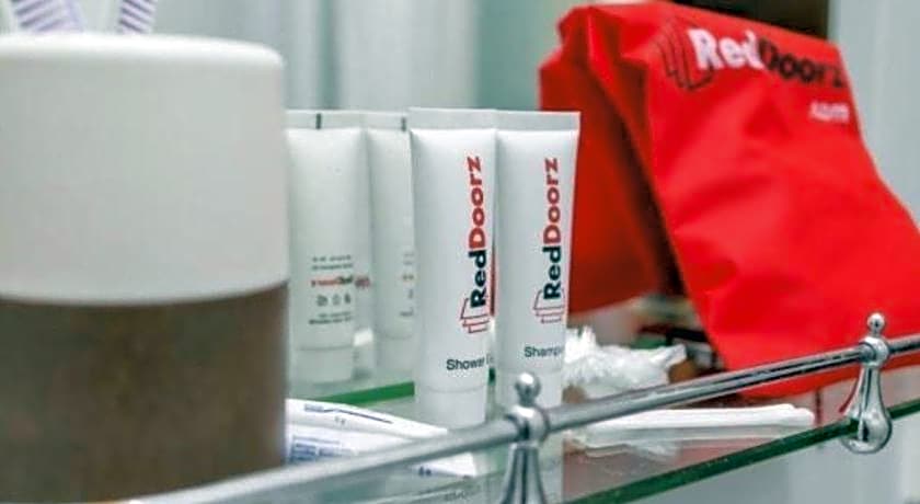 RedDoorz Near Baclay Drive Super Metro