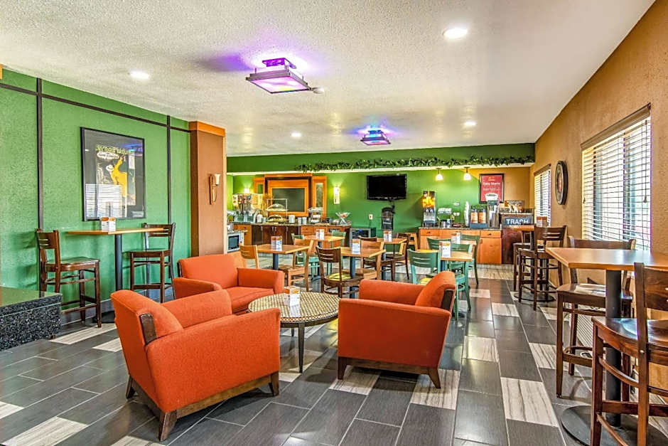 Econo Lodge Topeka at Wanamaker