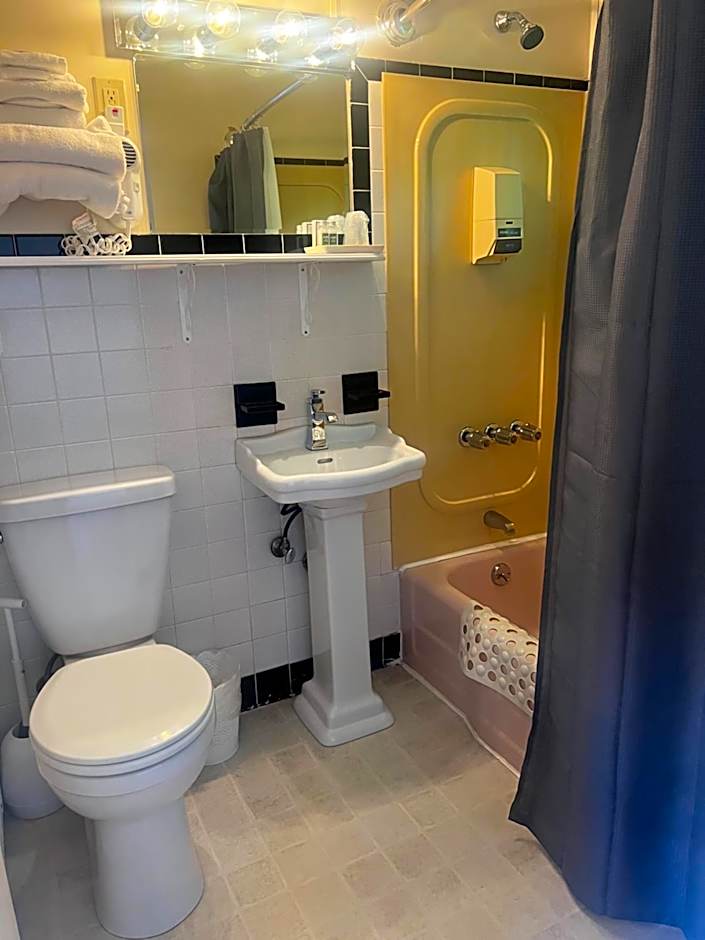 Claddagh Motel & Suites