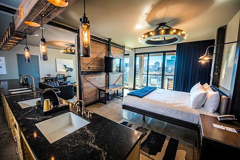 Photo 1 of 2 of Deluxe 1 King Bed, Balcony