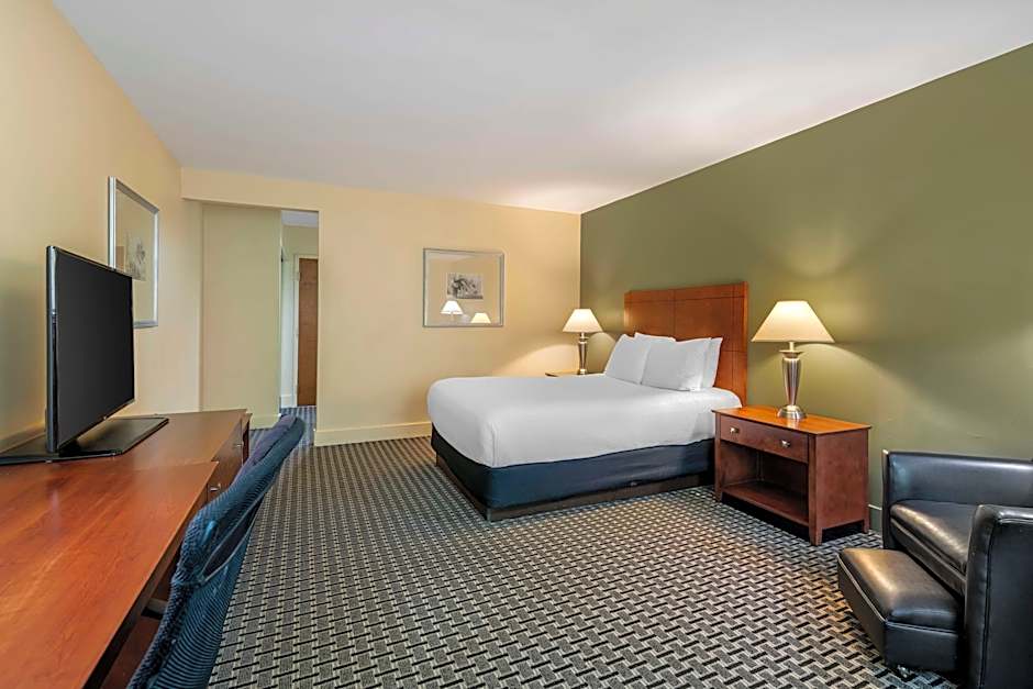 Photo 1 of 4 of 1 Queen Bed with Sofabed Suite, Hearing/Mobility Accessible, Bathtub